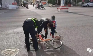 突发：定兴母子骑车摔倒，他们出手了！
